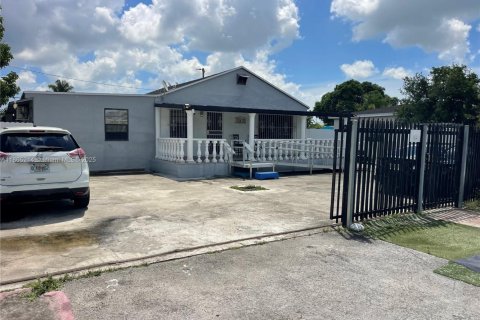 House in Miami, Florida 4 bedrooms, 273.88 sq.m. № 1893443 - photo 1