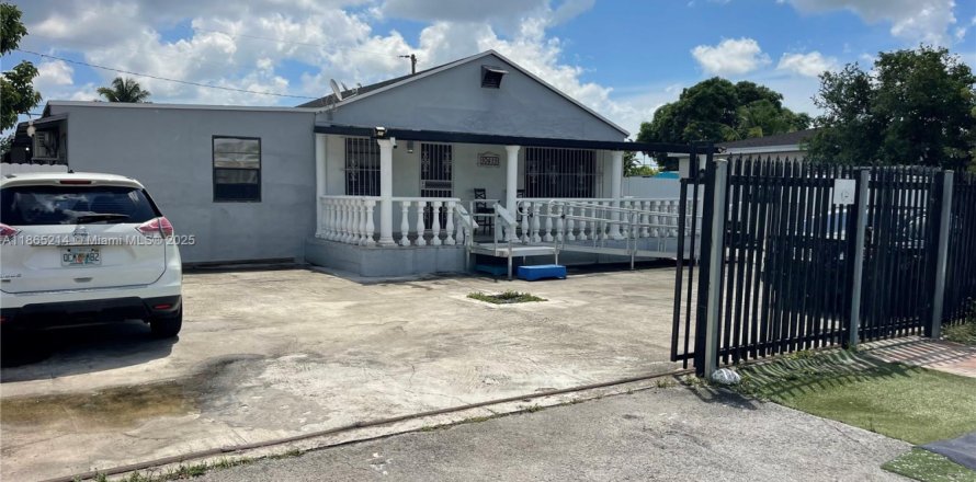 House in Miami, Florida 4 bedrooms, 273.88 sq.m. № 1893443