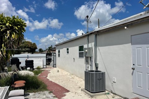 House in Miami, Florida 4 bedrooms, 273.88 sq.m. № 1893443 - photo 27