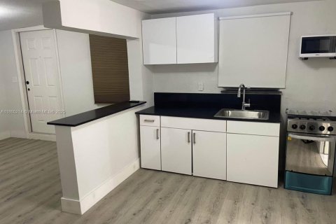 House in Miami, Florida 4 bedrooms, 273.88 sq.m. № 1893443 - photo 17