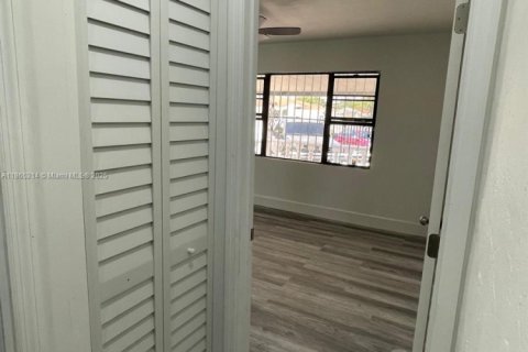 House in Miami, Florida 4 bedrooms, 273.88 sq.m. № 1893443 - photo 8