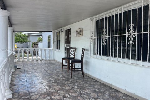 House in Miami, Florida 4 bedrooms, 273.88 sq.m. № 1893443 - photo 25
