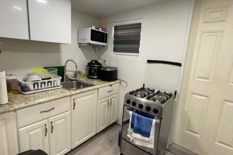 House in Miami, Florida 4 bedrooms, 273.88 sq.m. № 1893443 - photo 20