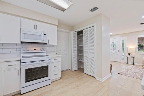 House in Clearwater, Florida 3 bedrooms, 133.22 sq.m. № 2419098 - photo 12