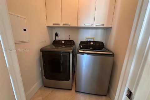 Condo in Sunny Isles Beach, Florida, 3 bedrooms № 2075245 - photo 9