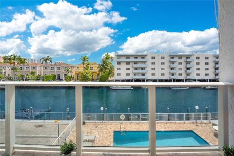 Condo in North Miami Beach, Florida, 2 bedrooms  № 2074880 - photo 2