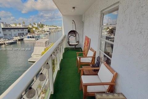 Condo in North Miami Beach, Florida, 2 bedrooms № 2074880