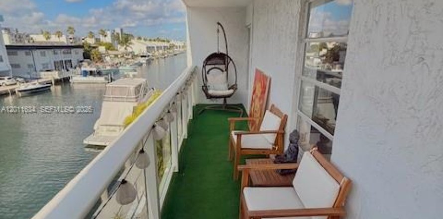 Condo in North Miami Beach, Florida, 2 bedrooms  № 2074880