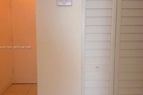 Condo in North Miami Beach, Florida, 2 bedrooms  № 2074880 - photo 14