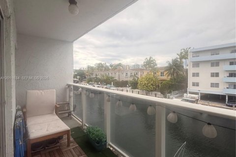Condo in North Miami Beach, Florida, 2 bedrooms  № 2074880 - photo 15