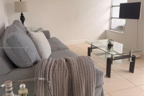 Condo in North Miami Beach, Florida, 2 bedrooms  № 2074880 - photo 19