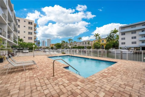 Condo in North Miami Beach, Florida, 2 bedrooms  № 2074880 - photo 25