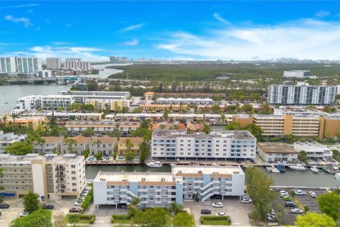Condo in North Miami Beach, Florida, 2 bedrooms  № 2074880 - photo 24