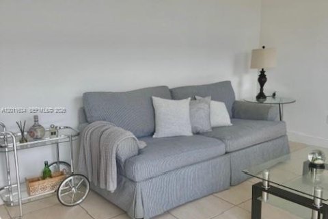 Condo in North Miami Beach, Florida, 2 bedrooms  № 2074880 - photo 9