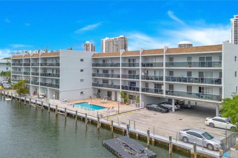 Condo in North Miami Beach, Florida, 2 bedrooms  № 2074880 - photo 3