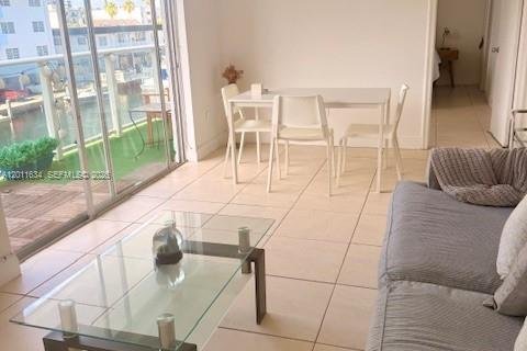 Condo in North Miami Beach, Florida, 2 bedrooms  № 2074880 - photo 10