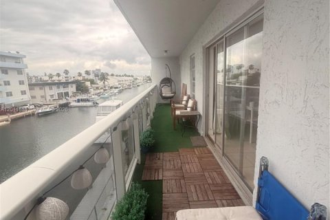 Condo in North Miami Beach, Florida, 2 bedrooms  № 2074880 - photo 17