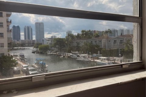 Condo in North Miami Beach, Florida, 2 bedrooms  № 2074880 - photo 16