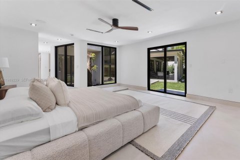 House in Hollywood, Florida 5 bedrooms, 497.68 sq.m. № 2057886 - photo 24