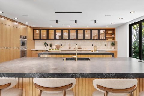 House in Hollywood, Florida 5 bedrooms, 497.68 sq.m. № 2057886 - photo 16