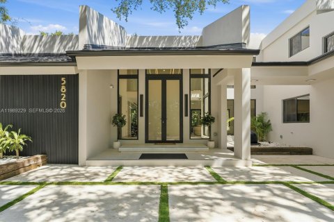 House in Hollywood, Florida 5 bedrooms, 497.68 sq.m. № 2057886 - photo 6