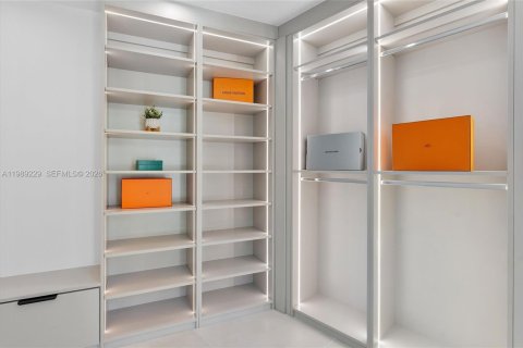 House in Hollywood, Florida 5 bedrooms, 497.68 sq.m. № 2057886 - photo 27