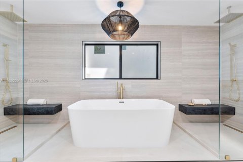 House in Hollywood, Florida 5 bedrooms, 497.68 sq.m. № 2057886 - photo 28