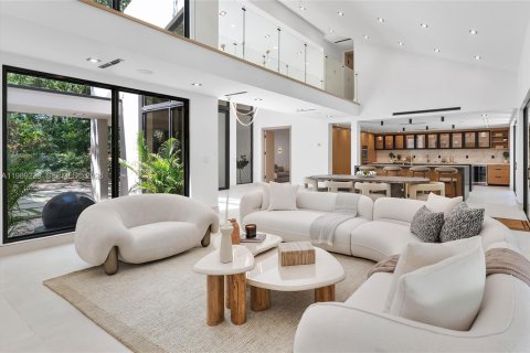 House in Hollywood, Florida 5 bedrooms, 497.68 sq.m. № 2057886 - photo 10