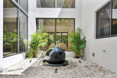 House in Hollywood, Florida 5 bedrooms, 497.68 sq.m. № 2057886 - photo 8