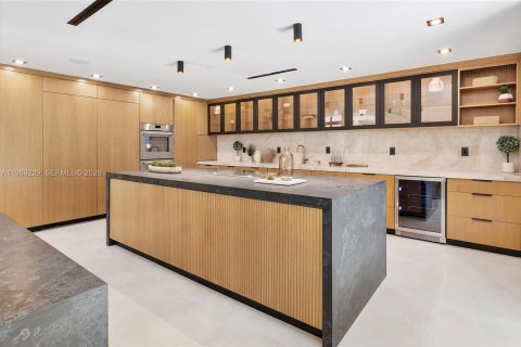 House in Hollywood, Florida 5 bedrooms, 497.68 sq.m. № 2057886 - photo 19