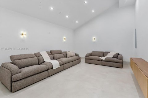 House in Hollywood, Florida 5 bedrooms, 497.68 sq.m. № 2057886 - photo 20
