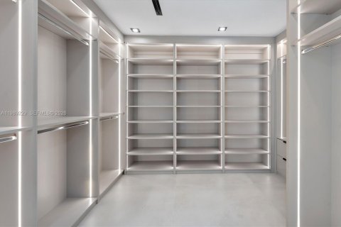 House in Hollywood, Florida 5 bedrooms, 497.68 sq.m. № 2057886 - photo 26