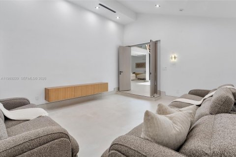 House in Hollywood, Florida 5 bedrooms, 497.68 sq.m. № 2057886 - photo 21