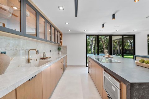 House in Hollywood, Florida 5 bedrooms, 497.68 sq.m. № 2057886 - photo 15