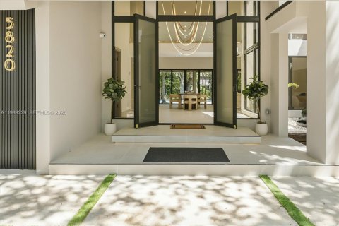 House in Hollywood, Florida 5 bedrooms, 497.68 sq.m. № 2057886 - photo 7