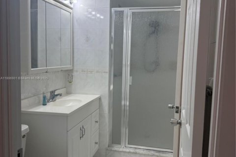 Condo in Deerfield Beach, Florida, 2 bedrooms  № 1933658 - photo 10