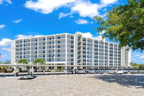 Condo in Deerfield Beach, Florida, 2 bedrooms  № 1933658 - photo 1