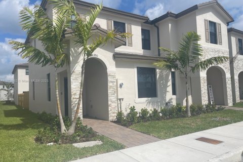 Touwnhouse à louer à Miami, Floride: 3 chambres, 170.01 m2 № 1871879 - photo 1