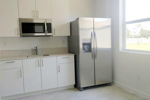 Propiedad comercial en alquiler en Homestead, Florida, 2 dormitorios № 1934490 - foto 3