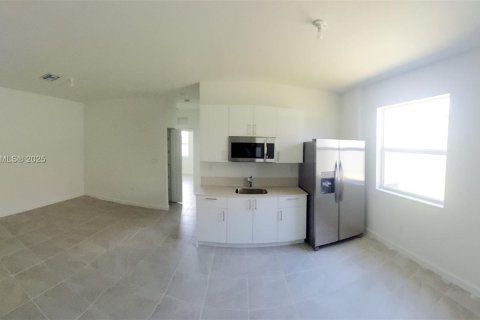 Propiedad comercial en alquiler en Homestead, Florida, 2 dormitorios № 1934490 - foto 2