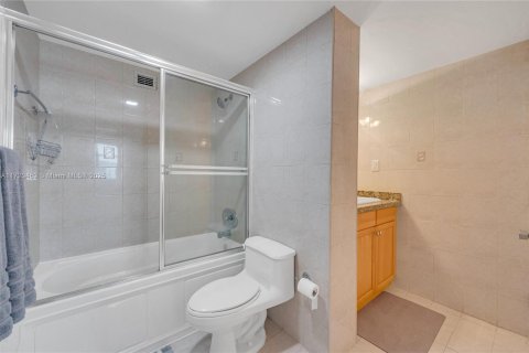 Condo in Miami, Florida, 2 bedrooms  № 1860060 - photo 23