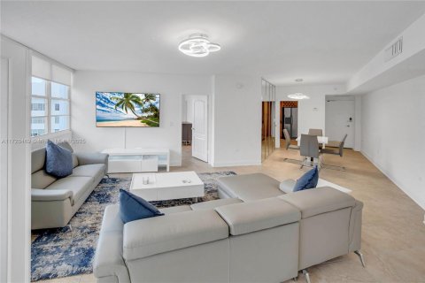 Condo in Miami, Florida, 2 bedrooms  № 1860060 - photo 10