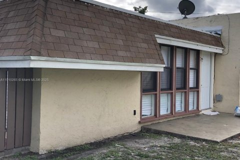 Villa ou maison à vendre à Fort Lauderdale, Floride: 2 chambres, 74.32 m2 № 1966450 - photo 1