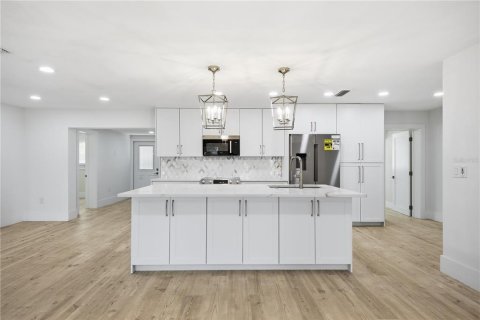 Casa en alquiler en Saint Petersburg, Florida, 4 dormitorios, 158.21 m2 № 2166614 - foto 5