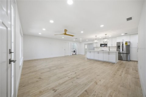 Casa en alquiler en Saint Petersburg, Florida, 4 dormitorios, 158.21 m2 № 2166614 - foto 3