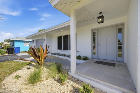 Casa en alquiler en Saint Petersburg, Florida, 4 dormitorios, 158.21 m2 № 2166614 - foto 2