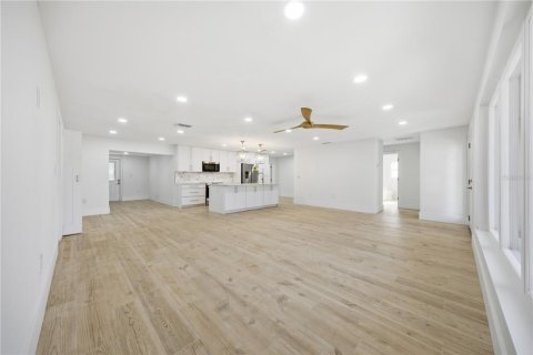 Casa en alquiler en Saint Petersburg, Florida, 4 dormitorios, 158.21 m2 № 2166614 - foto 4