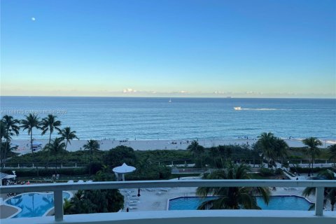 Condo in Miami Beach, Florida, 2 bedrooms  № 1864288 - photo 1