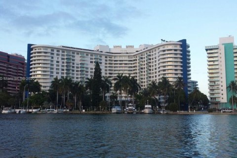 Condo in Miami Beach, Florida, 2 bedrooms  № 1864288 - photo 11