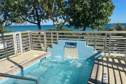 Condo in Miami Beach, Florida, 2 bedrooms  № 1864288 - photo 24